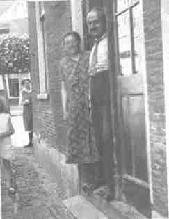 foto-zadel-en-schoenmaker-van-leeuwen-vlaardingseweg-1935-2jp.jpg